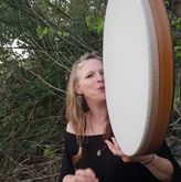 Sonja singing in Drum (Foto Jackie nach Theaternacht Rosa3D 2021)
